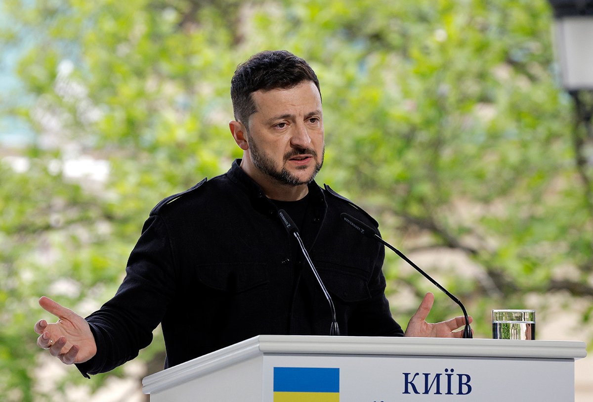 Президент Украины Владимир Зеленский на пресс-конференции в Мариинском дворце, официальной резиденции президента Украины, в Киеве, Украина, 10 мая 2025 года. Фото: Sergey Dolzhenko / EPA-EFE