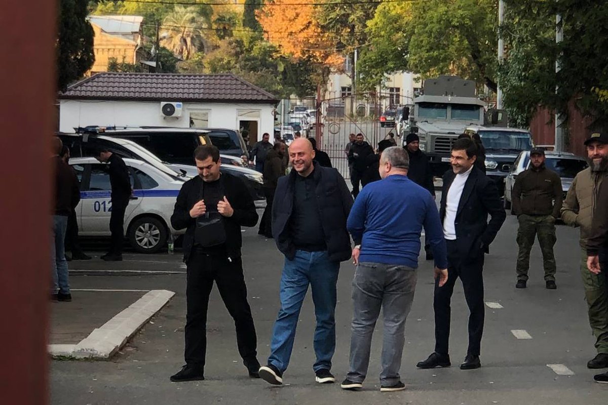 Омар Смыр после освобождения из под стражи. Фото: @respublicaabh / Telegram