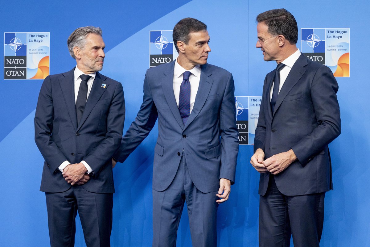 Генсек НАТО Марк Рютте и премьер-министр Нидерландов Дик Шуф приветствуют премьер-министра Испании Педро Санчеса на саммите НАТО в Гааге, Нидерланды, 25 июня 2025 года. Фото: Koen Van Weel / EPA
