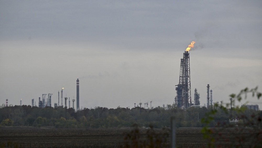 Фото пожара на Дунайском НПЗ в Венгрии: Robert Hegedus / EPA