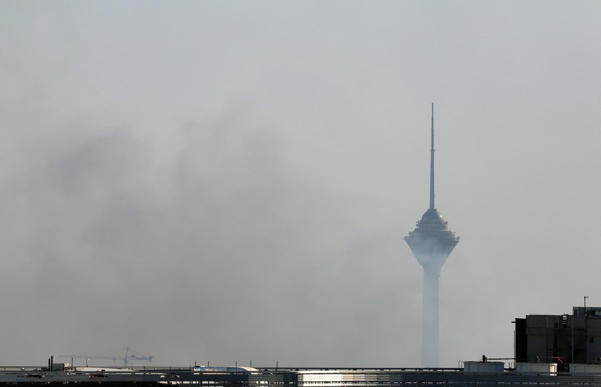 Дым после израильского авиаудара по Тегерану, Иран, 18 июня 2025 года. Фото: Abedin Taherkenareh / EPA