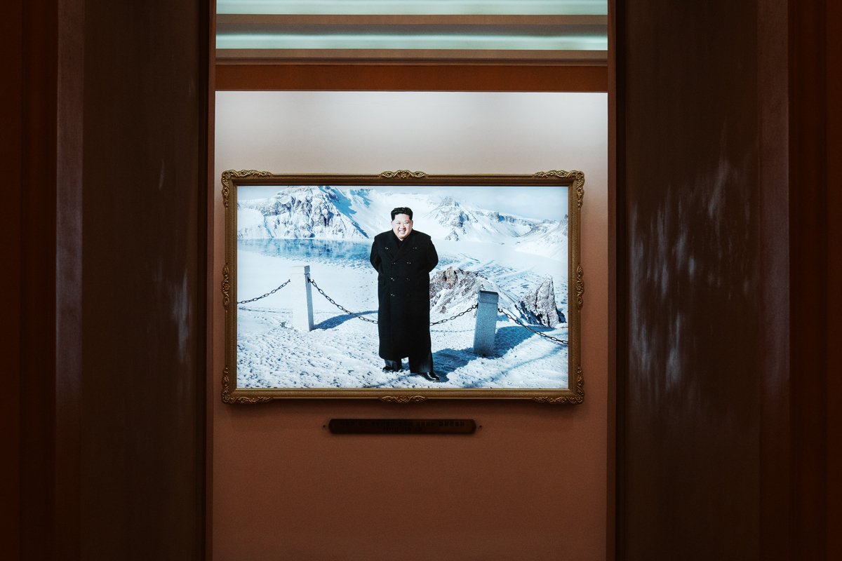 Фотография Ким Чен Ына в гостинице Пхеньяна. Фото: Дмитрий Шафров
