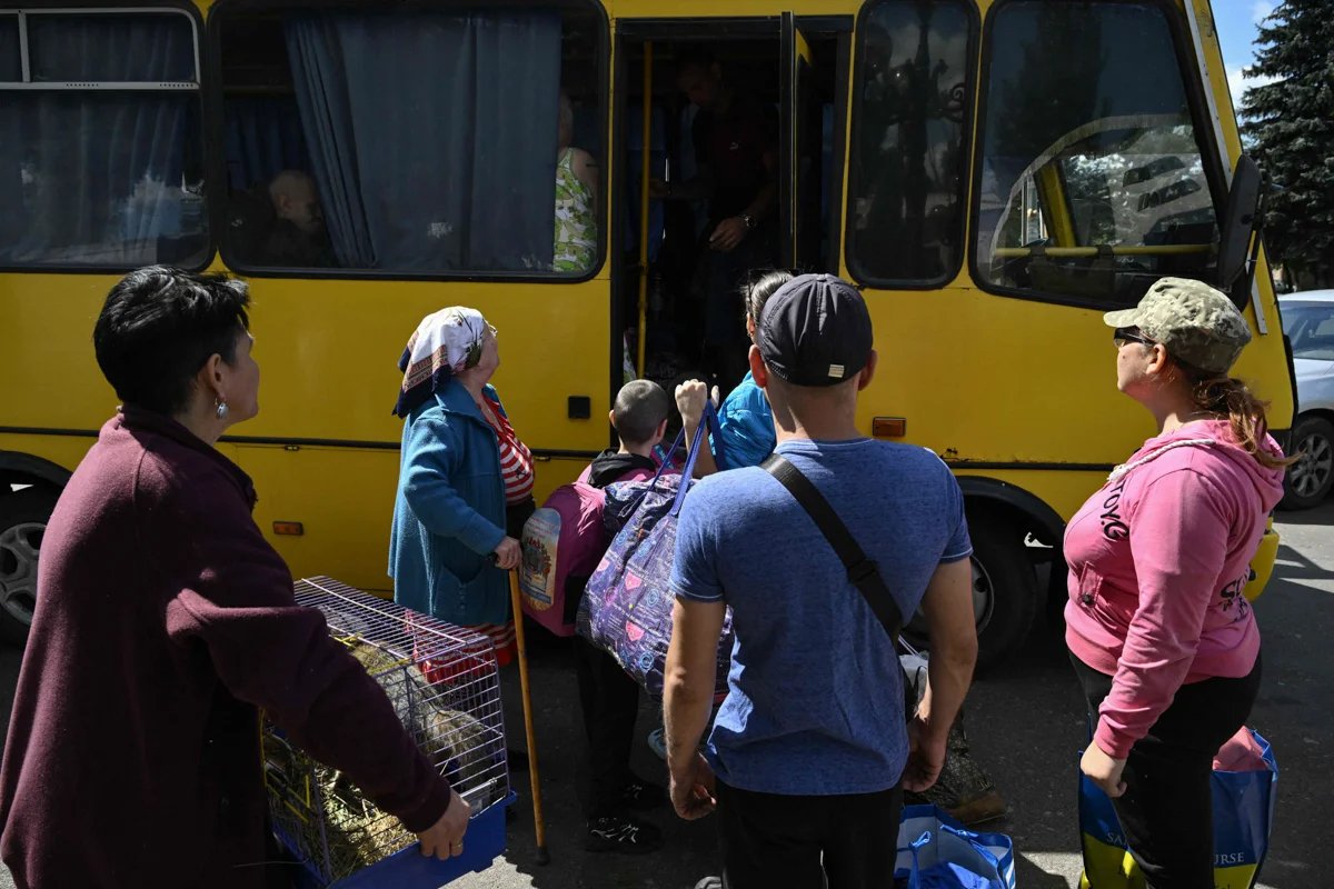 Residents of the town of Bilozerske, Donetsk region, board a bus to evacuate following a Russian strike on 12 August 2025. Photo: Genya SAVILOV / AFP / Scanpix