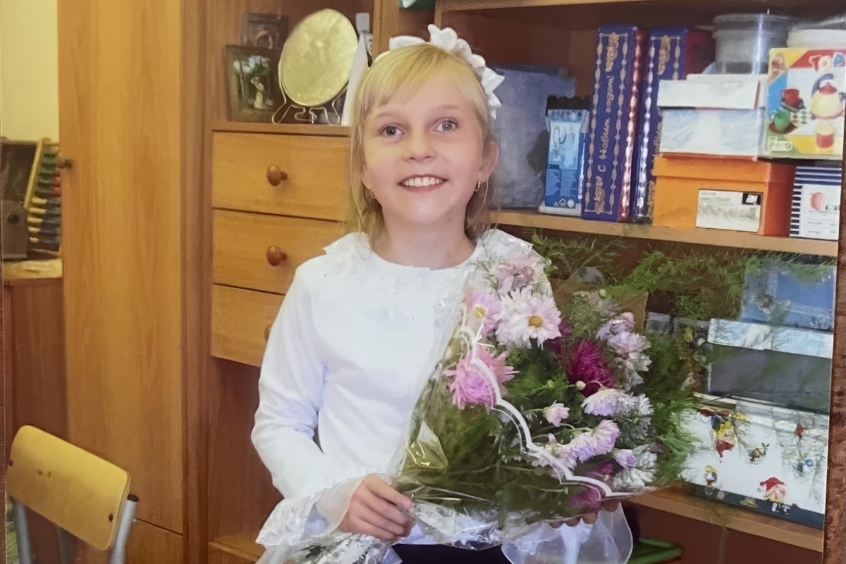 Алена в первый школьный день. К этому времени она уже ничего не видит и не слышит