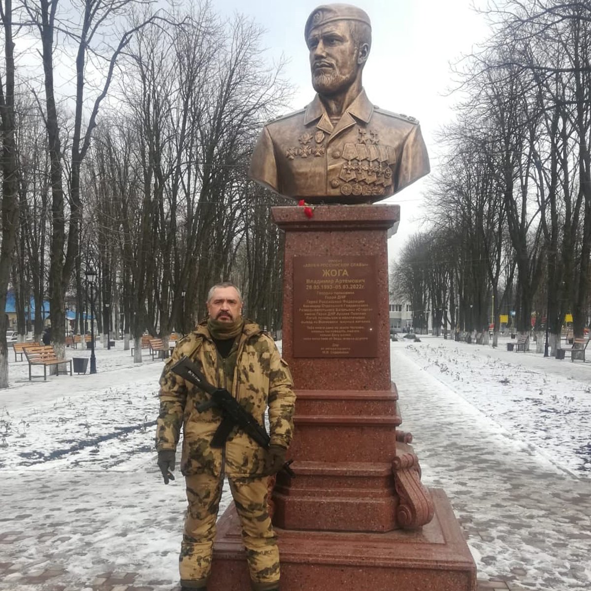 Дмитрий Артис у памятника Владимиру Жоге, апрель 2023 года. Фото: Дмитрий Артис / VK