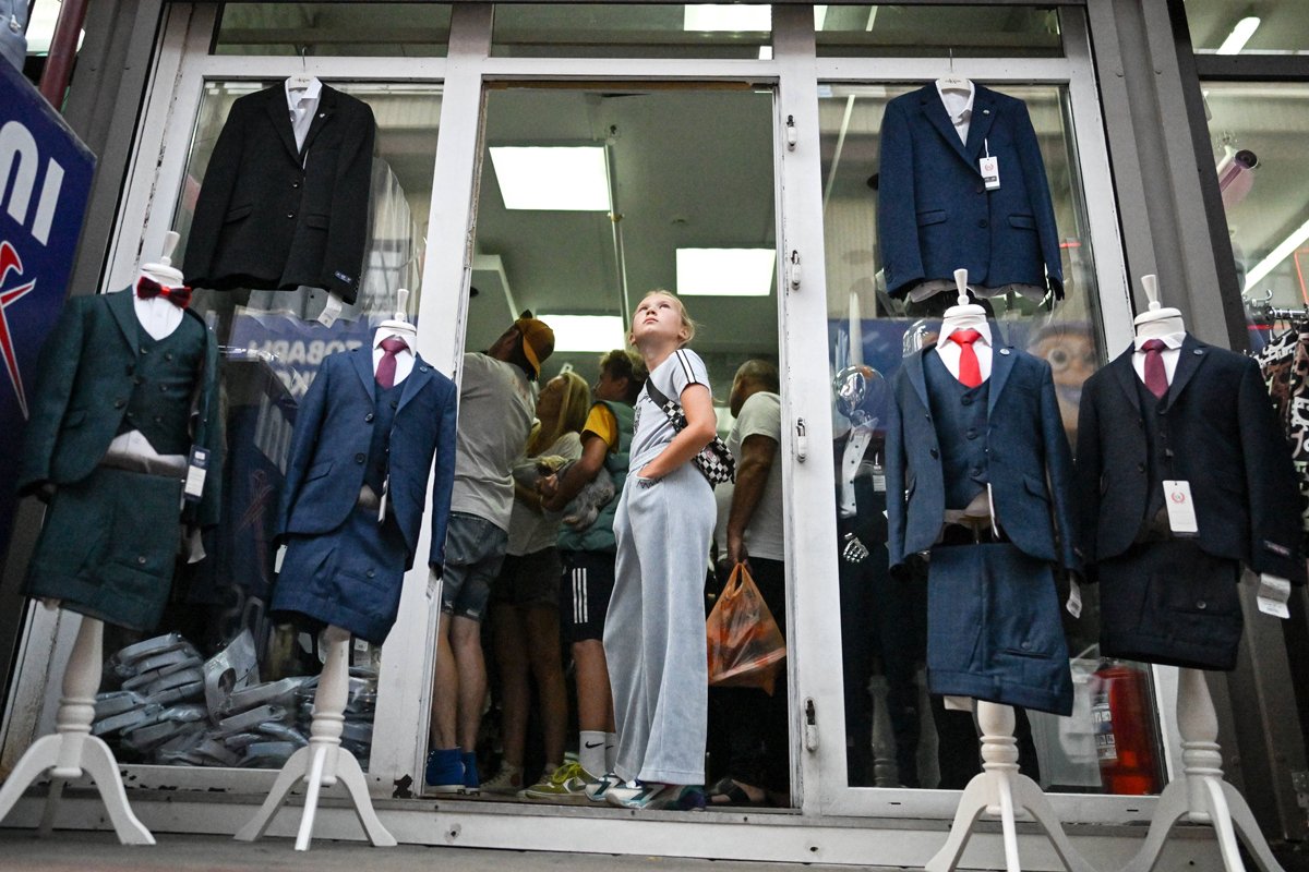 Школьная форма на рынке в Москве перед началом нового учебного года, 13 августа 2025 года. Фото: Станислав Красильников / Спутник / Imago Images / Scanpix / LETA