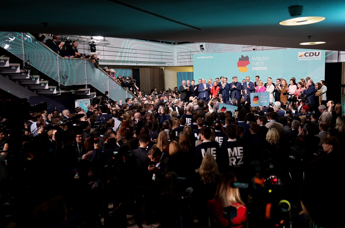 Председатель ХДС Фридрих Мерц (в центре) и его однопартийцы реагируют на первые результаты выборов на партийном мероприятии, Берлин, 23 февраля 2025 года. Фото: Hannibal Hanschke / EPA