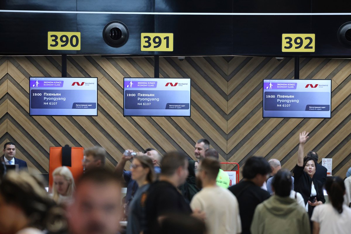 Пассажиры во время регистрации на первый рейс между Москвой и Пхеньяном в аэропорту Шереметьево, 27 июля 2025 года. Фото: AP Photo / Scanpix / LETA