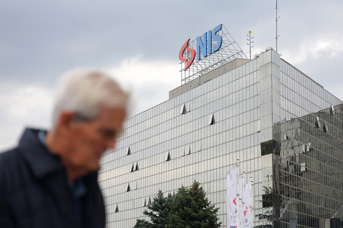 Мужчина проходит мимо логотипа компании НИС в Белграде, Сербия, 9 октября 2025 года. Фото: Andrej Cukic / EPA