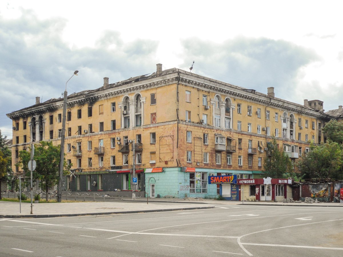 Бульвар Меотиды в Мариуполе после боев 2022 года. В таком виде его переименовали обратно в «Улица 50 лет Октября». Фото: Архитектурная Фотобаза