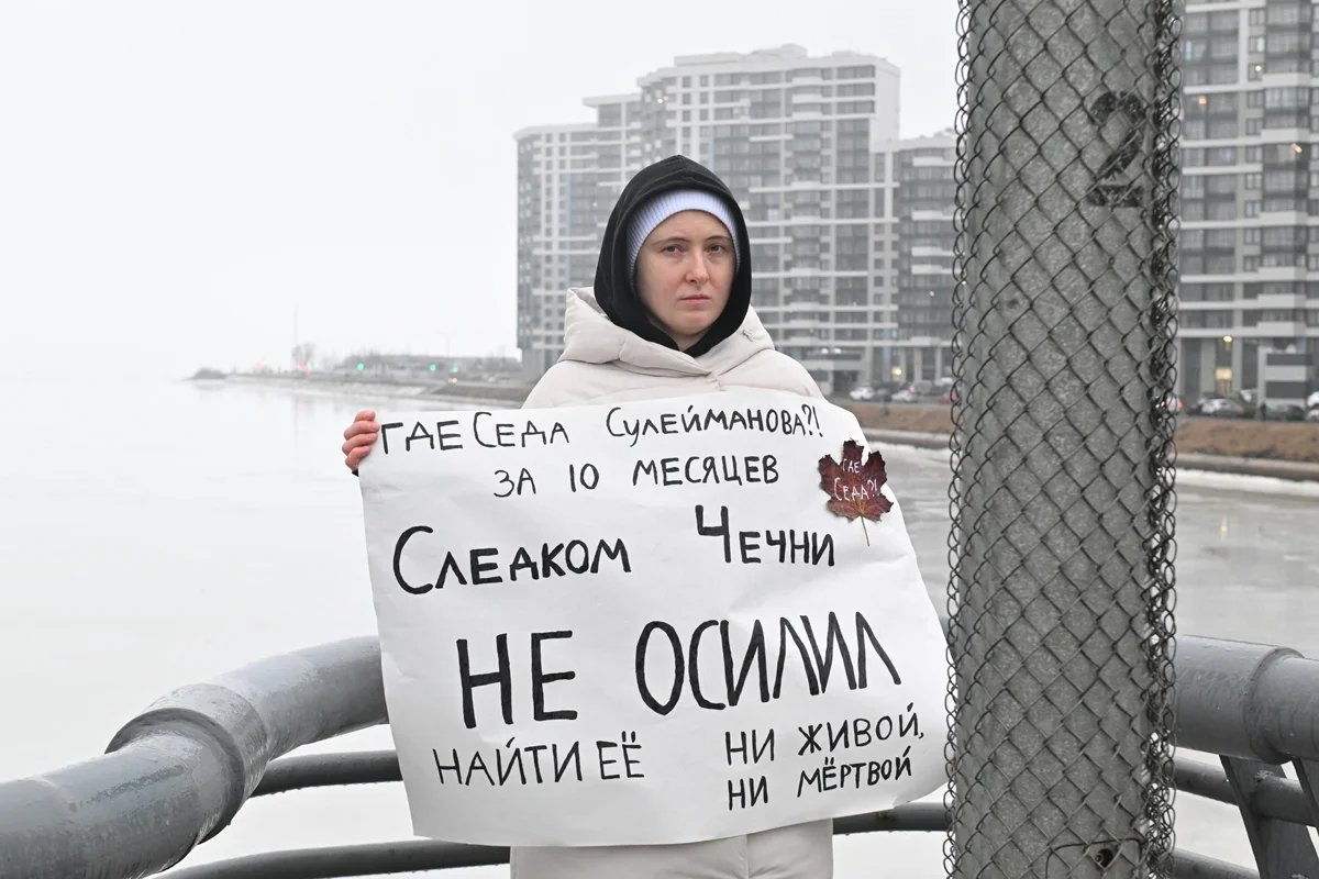 Lena Patayeva mounts a solo protest in St. Petersburg holding a sign that says “Where’s Seda? Chechen investigators have been unable to find her either dead or alive for 10 months” on 29 January 2025. Photo: Mediazona
