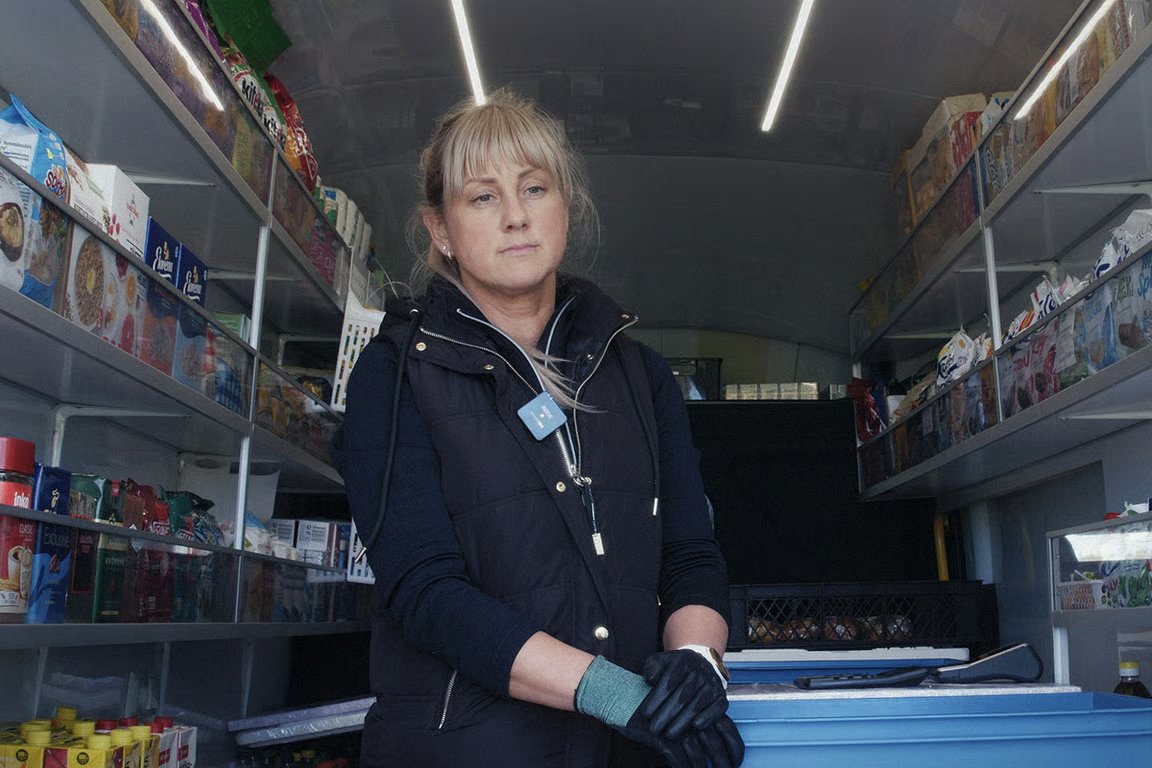 The driver of the mobile supermarket serves customers in the village of Saabolda, Estonia. Photo: Novaya Gazeta Europe