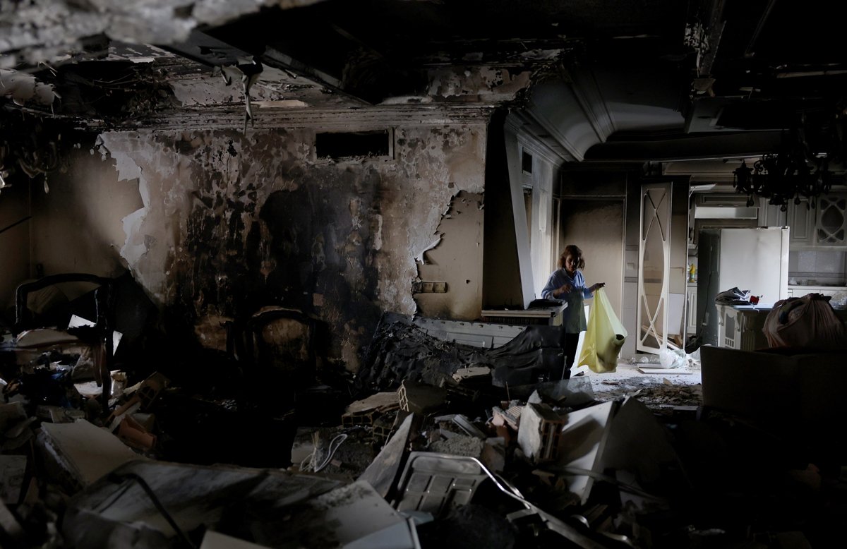 Жительница Ирана убирает последствия удара по своему дому, Тегеран, Иран, 25 июня 2025 года. Фото: Abedin Taherkenareh / EPA