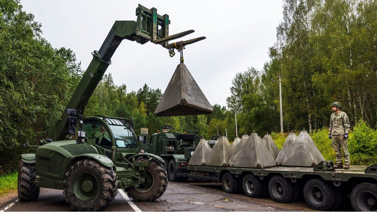 «За условной стеной стоят люди, готовые давать отпор агрессору»