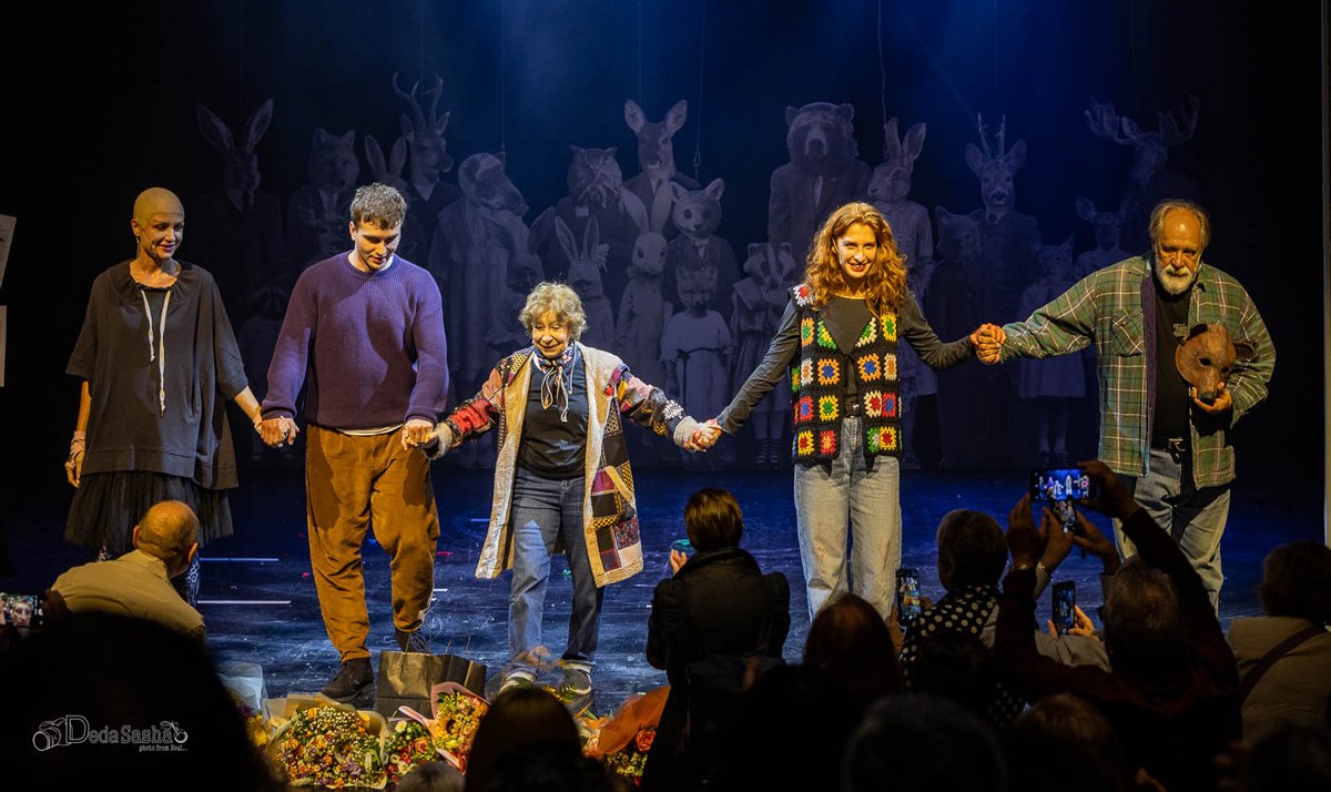 Лия Ахеджакова исполняет роль в спектакле «Веди свой плуг по костям мертвецов». Фото: Александр Ханин