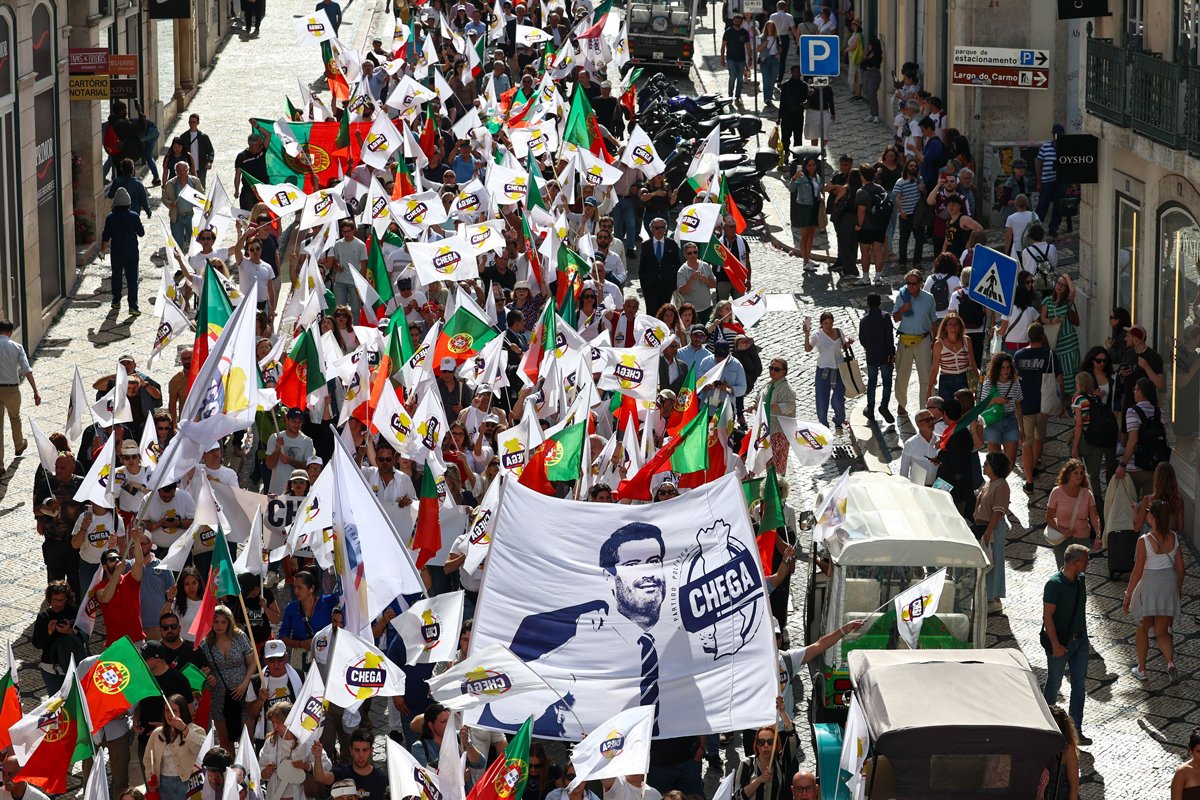 Участники предвыборного митинга партии «Хватит» в Лиссабоне, 16 мая 2025 года. Фото: Antonio Cotrim / EPA