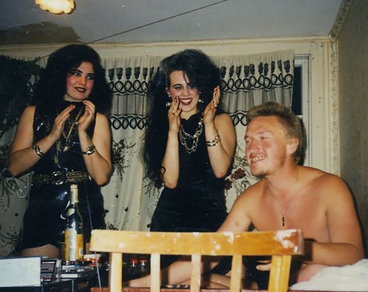 Константин Руднев с неизвестными женщинами. Фото: nsktv.ru