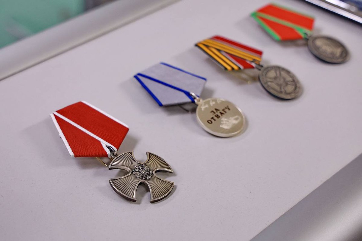 Российские награды за участие в войне. Фото из телеграм-канала губернатора Санкт-Петербурга