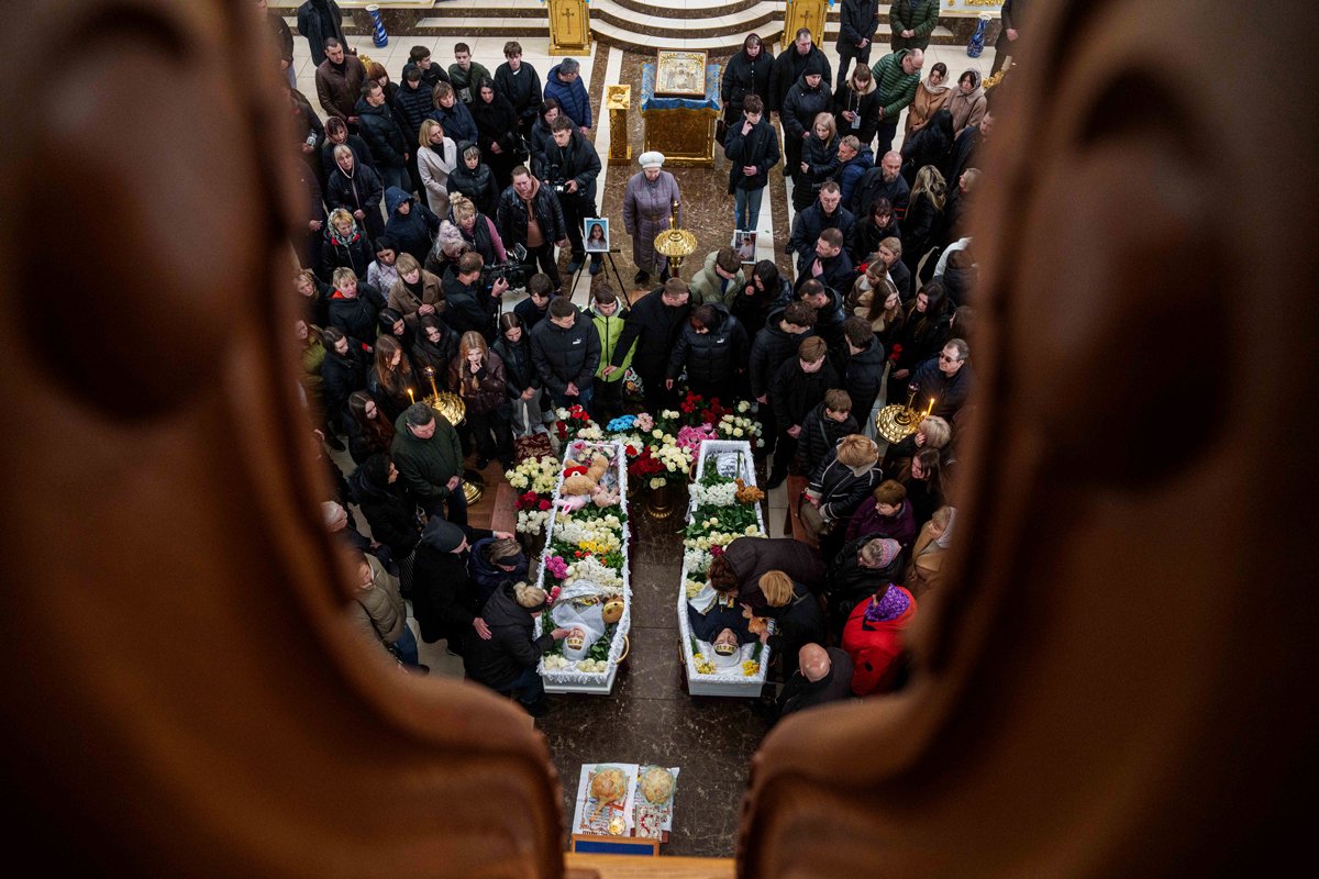 Похороны погибших в результате ракетного удара 15-летних детей Даниила Никитского и Алины Куценко, Кривой Рог, 7 апреля 2025 года. Фото: Evgeniy Maloletka / AP Photo / Scanpix / LETA