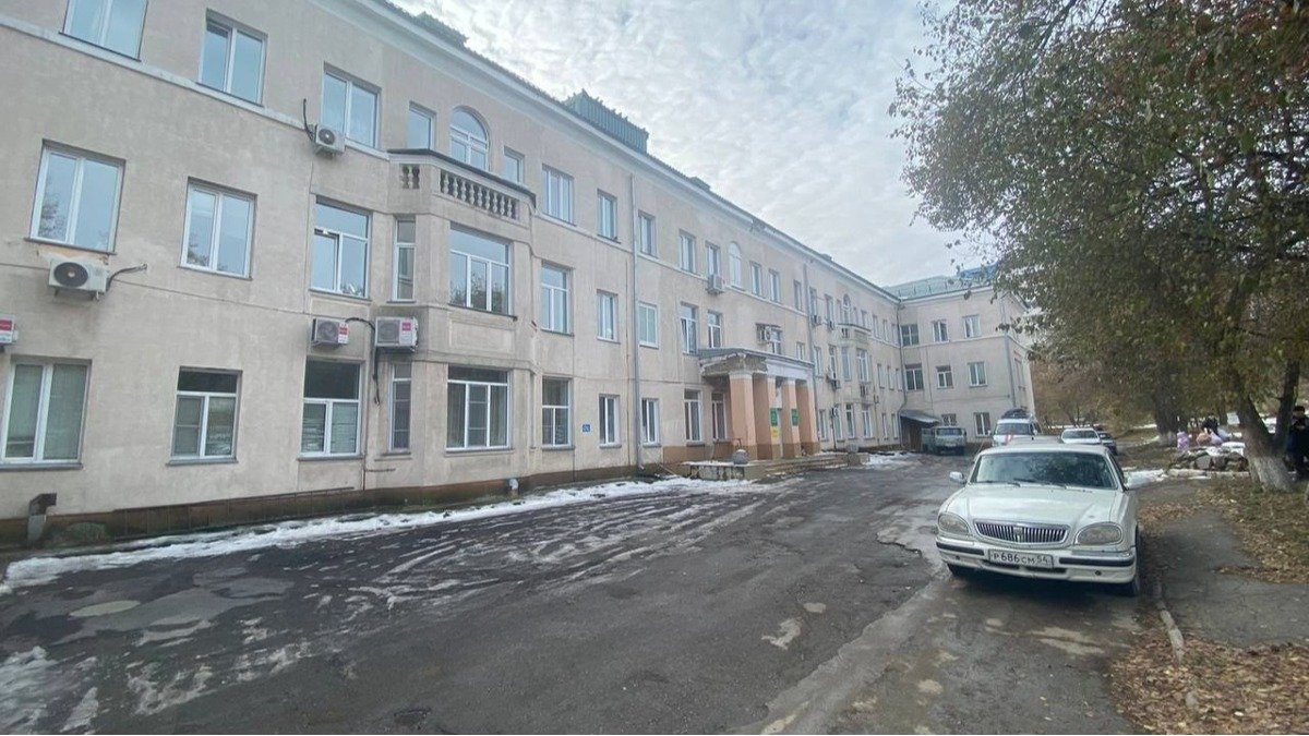 В больницу Новосибирска, где на прошлой неделе обрушились крыша и потолок, вернут детей — первые этажи здания признали пригодными