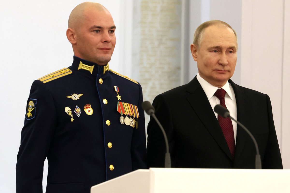 Борис Дудко и Владимир Путин на церемонии вручения медали «Золотая Звезда». Фото: znanierussia.ru (CC BY 4.0)