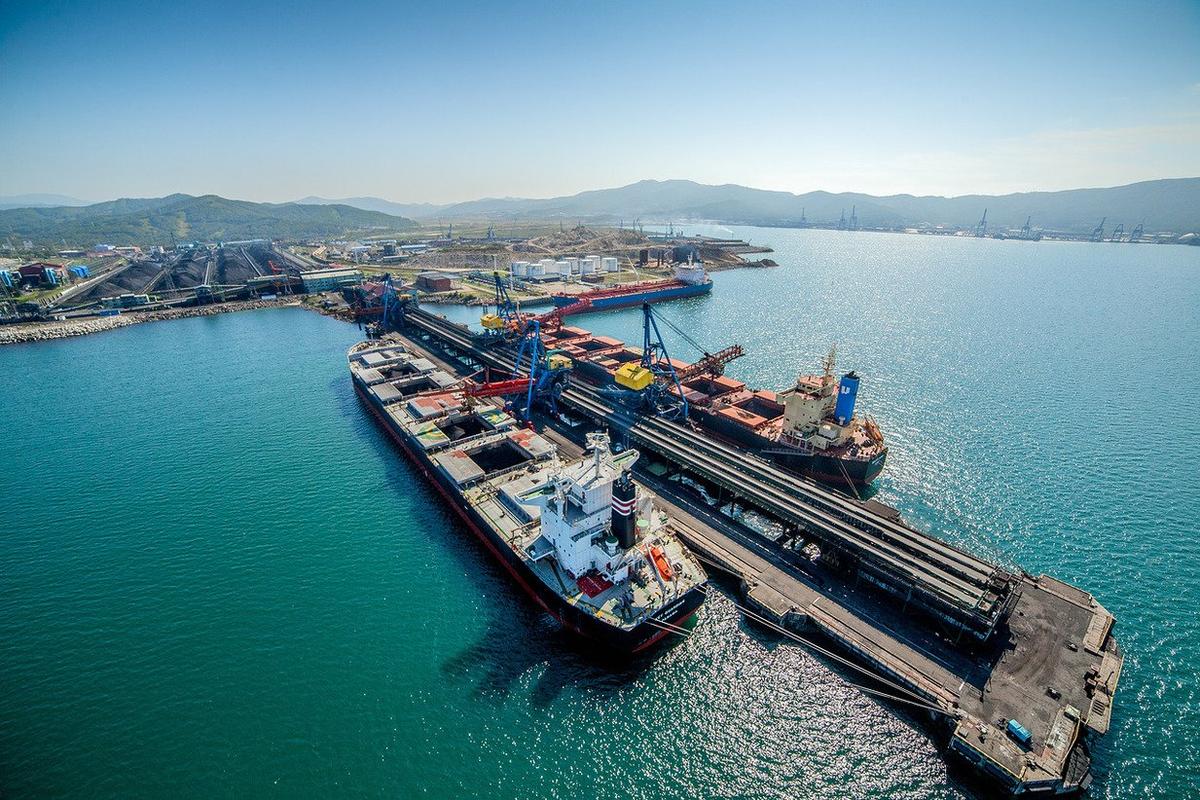 Погрузка угля, АО «Восточный Порт». Фото: Wikimedia Commons , CC BY 4.0