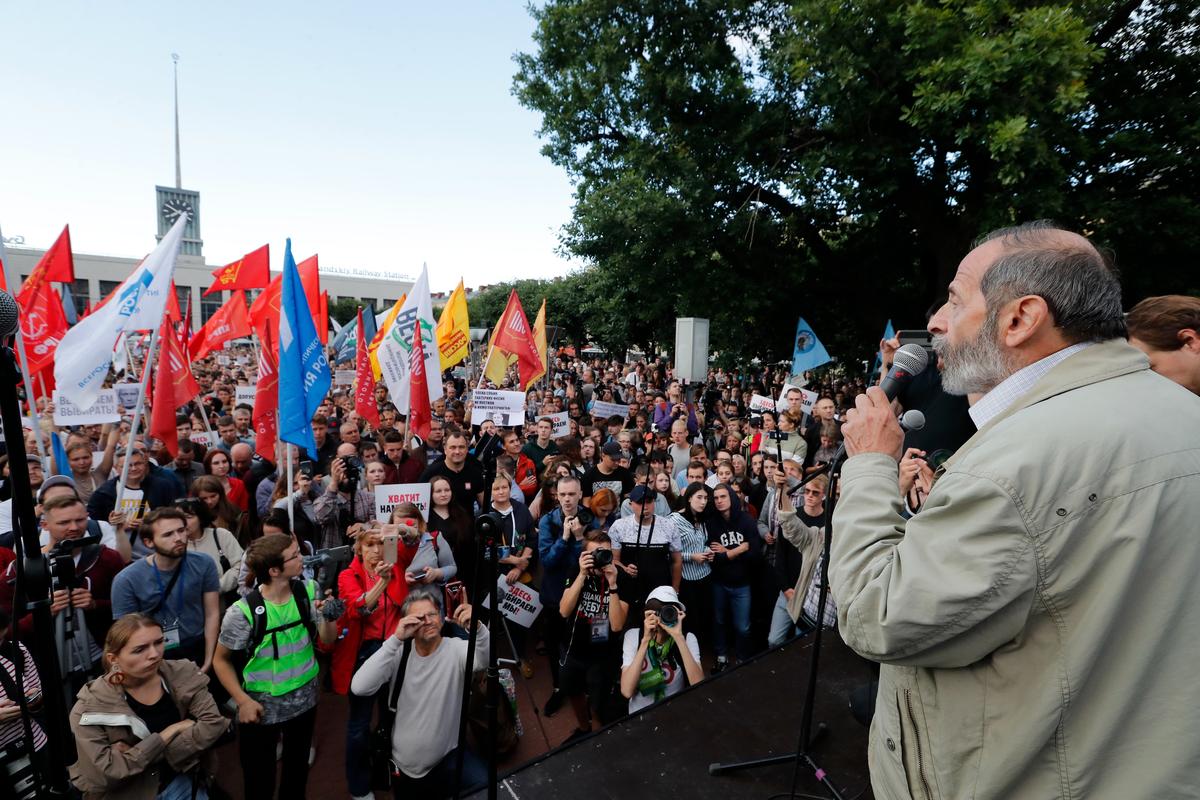 Boris Vishnevsky addresses an opposition rally in St. Petersburg, 24 July 2019. Photo: EPA-EFE / ANATOLY MALTSEV