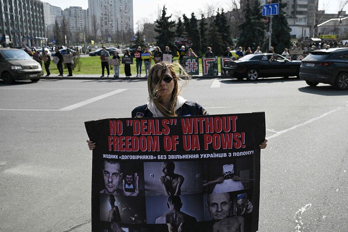 Родственники и друзья украинских военнопленных из бригады «Азов» и других подразделений держат плакаты во время митинга с призывом к их обмену на российских заключенных в Киеве, 23 марта 2025 года. Фото: Genya Savilov / AFP / Scanpix / Leta