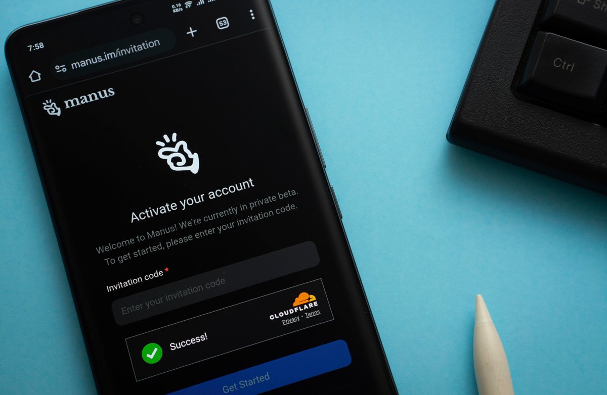 Страница активации приглашения в Manus на экране смартфона, 13 марта 2025 года. Фото: imageBROKER / Vida Press