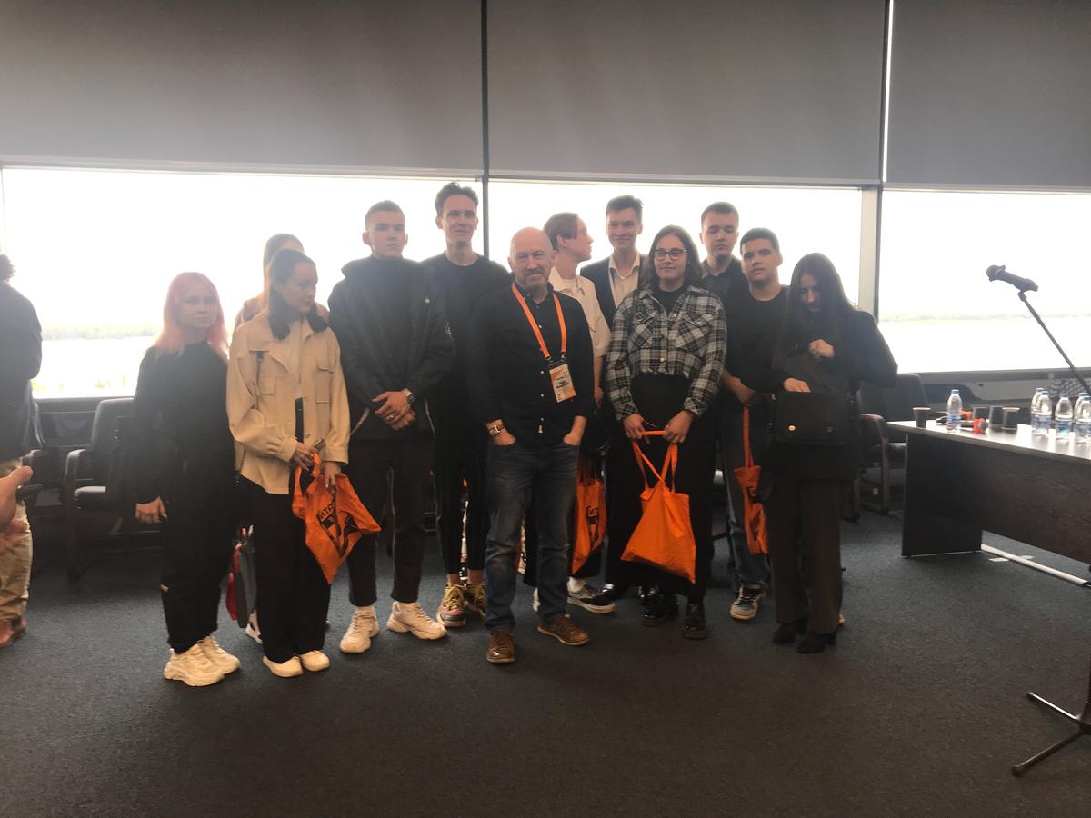 Майкл Чёрч и студенты. Фото: Ирина Леонова, специально для «Новой газеты Европа»