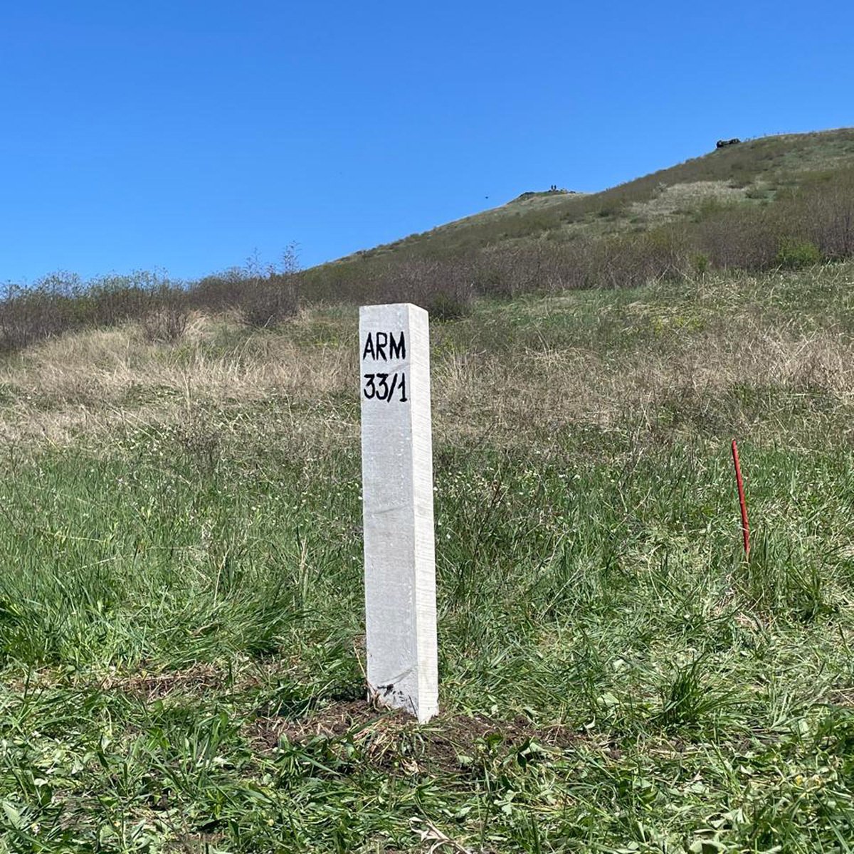 Пограничный столб на границе Армении и Азербайджана. Фото: Никол Пашинян / Facebook