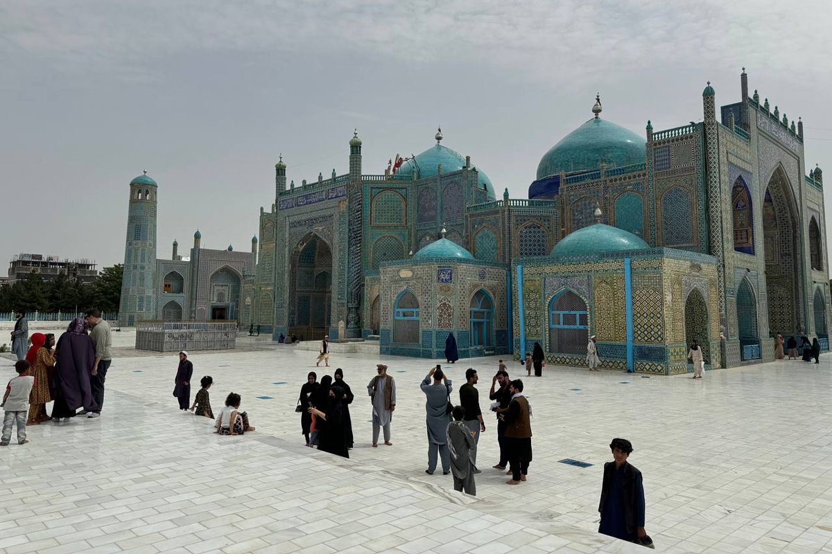 Голубая мечеть в Мазари-Шарифе. Фото из личного архива Сергея, одного из героев текста