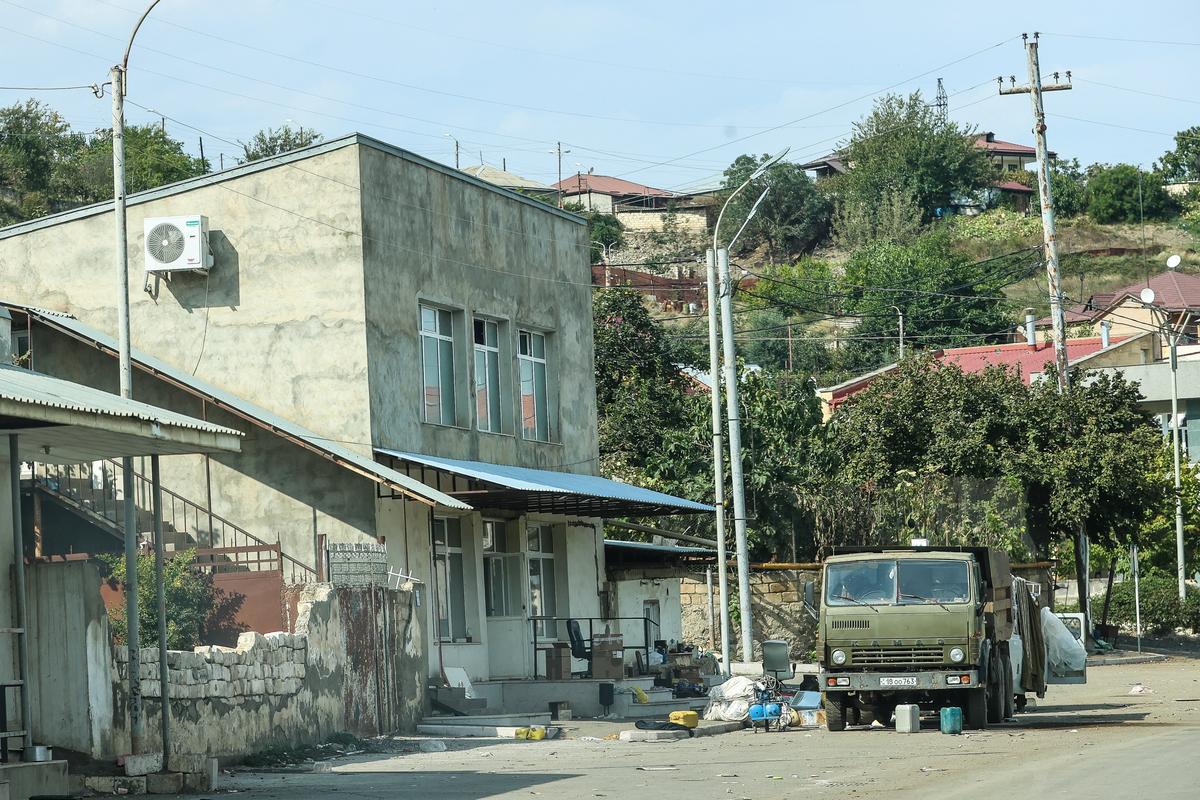 Брошенные автомобили в Степанакерте, 2 октября 2023. Фото: Aziz Karimov / Getty Images