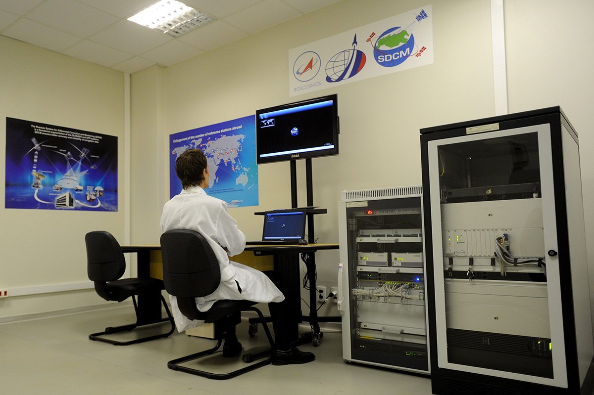 Сотрудник работает на станции коррекции и мониторинга Глобальной навигационной спутниковой системы (ГЛОНАСС) после открытия в кампусе университета Бразилиа, Бразилия, 19 февраля 2013 года. Фото: Fernardo Bizerra Jr.