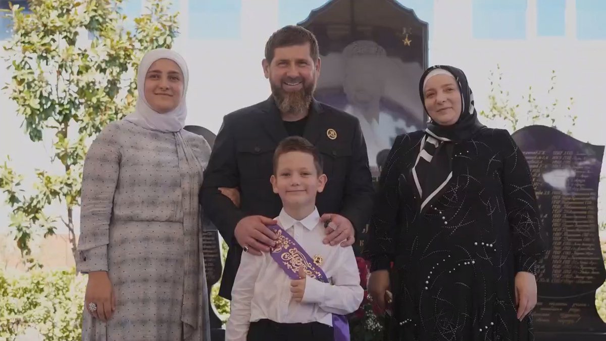 Рамзан Кадыров на школьной линейке, Чечня, 1 сентября 2025 года. Фото: Рамзан Кадыров / VK