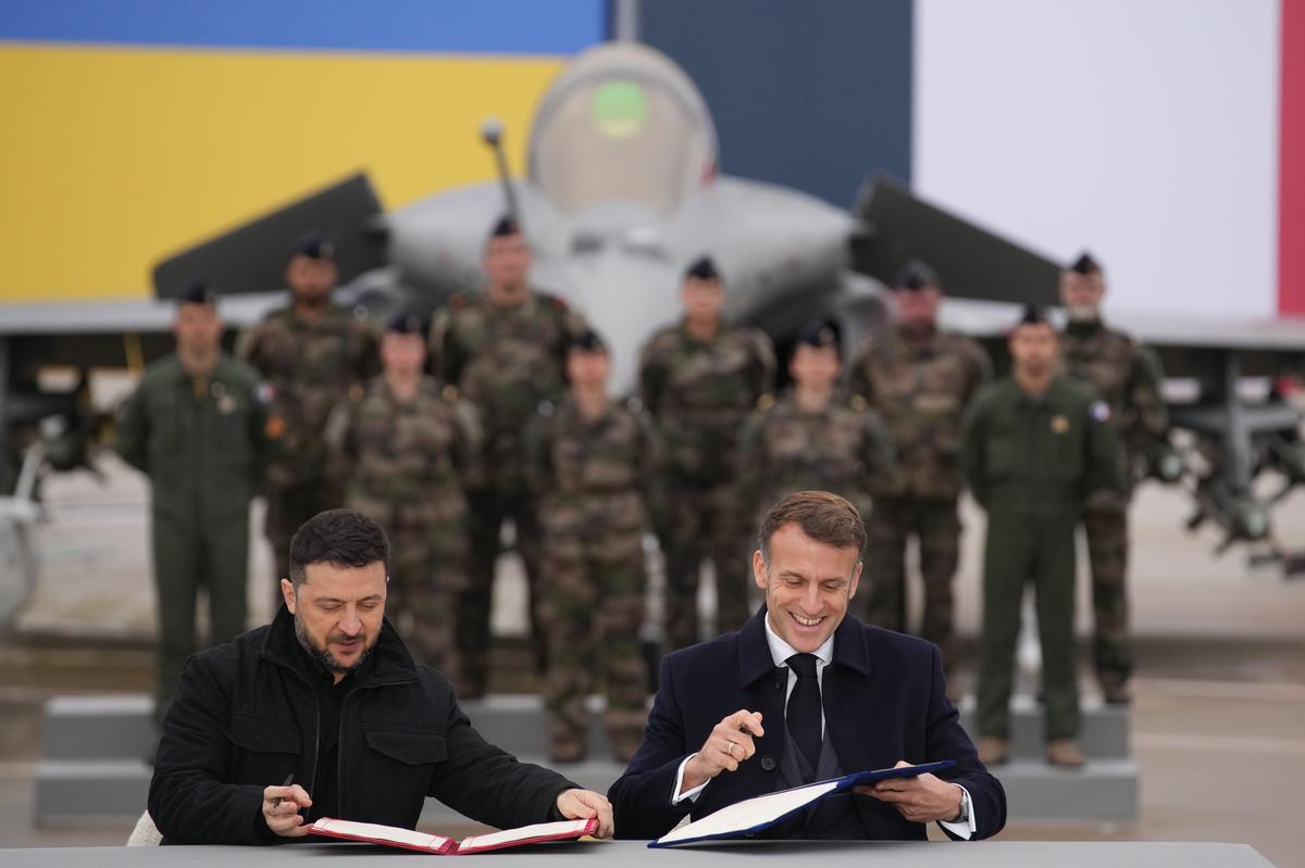 Ukrainian President Volodymyr Zelensky and French President Emmanuel Macron at the Villacoublay air base near Paris, France, 17 November 2025. Photo: EPA / Christophe Ena