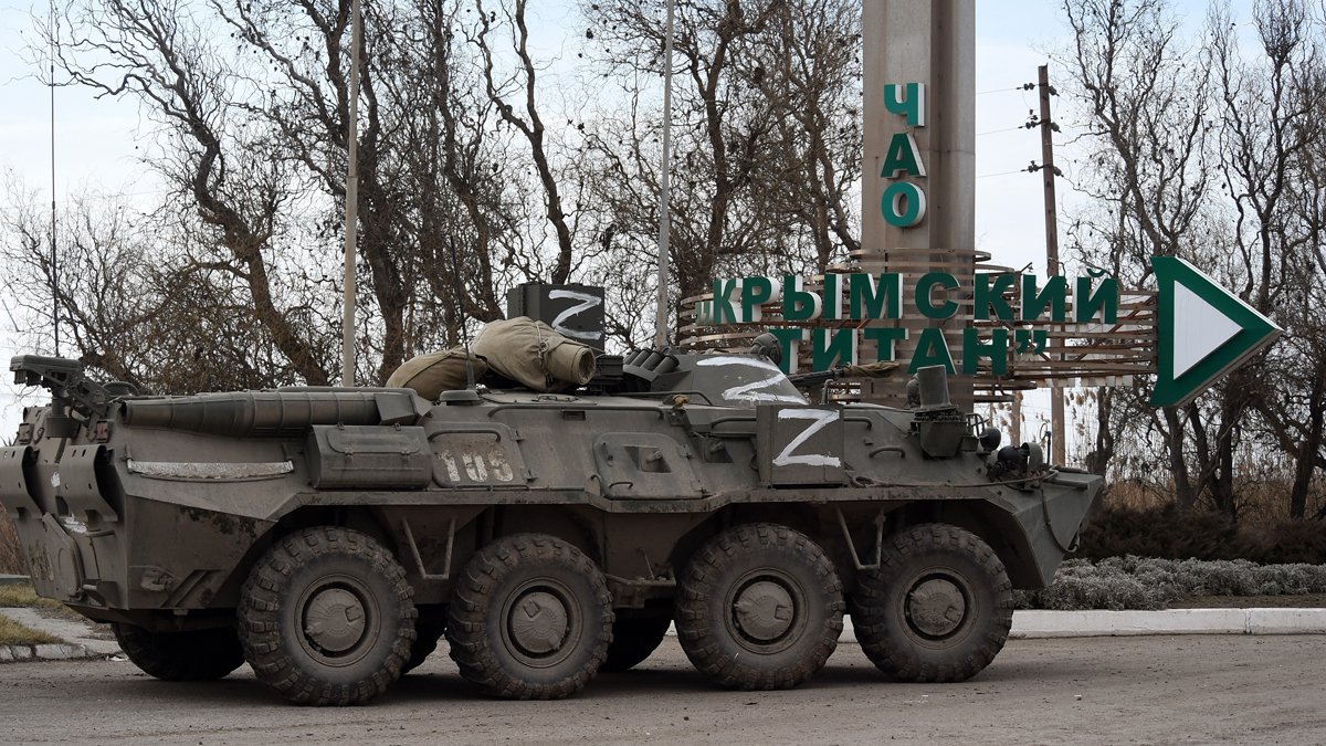 Российский танк на фоне стелы завода «Крымский титан» в Армянске, Крым, 24 февраля 2022 года. Фото: Виктор Коратаев / Коммерсантъ / Sipa USA / Vida Press