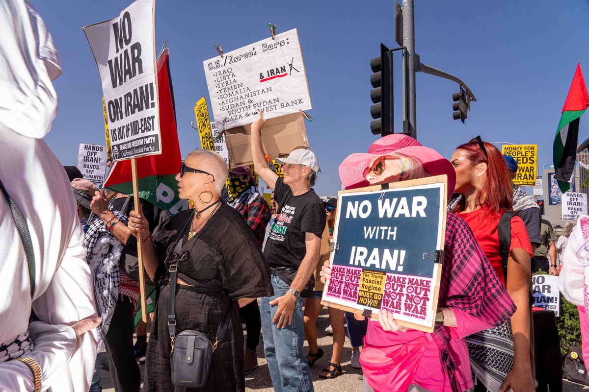 «Нет войне с Ираном». Митинг в Лос-Анджелесе. Фото: Kyle Grillot / EPA