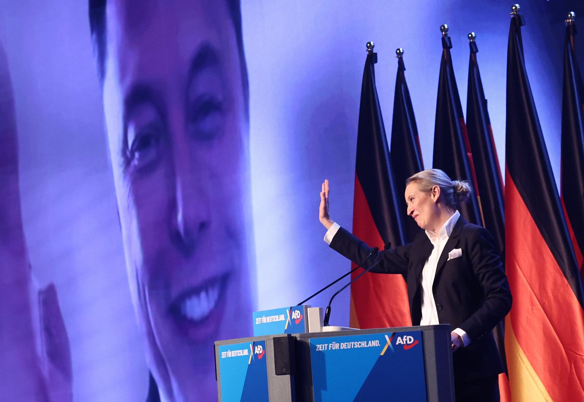 Алис Вайдель общается с Илоном Маском по видео во время выступления на съезде партии «Альтернатива для Германии», Халле, Германия, 25 января 2025 года. Фото: Hannibal Hanschke / EPA