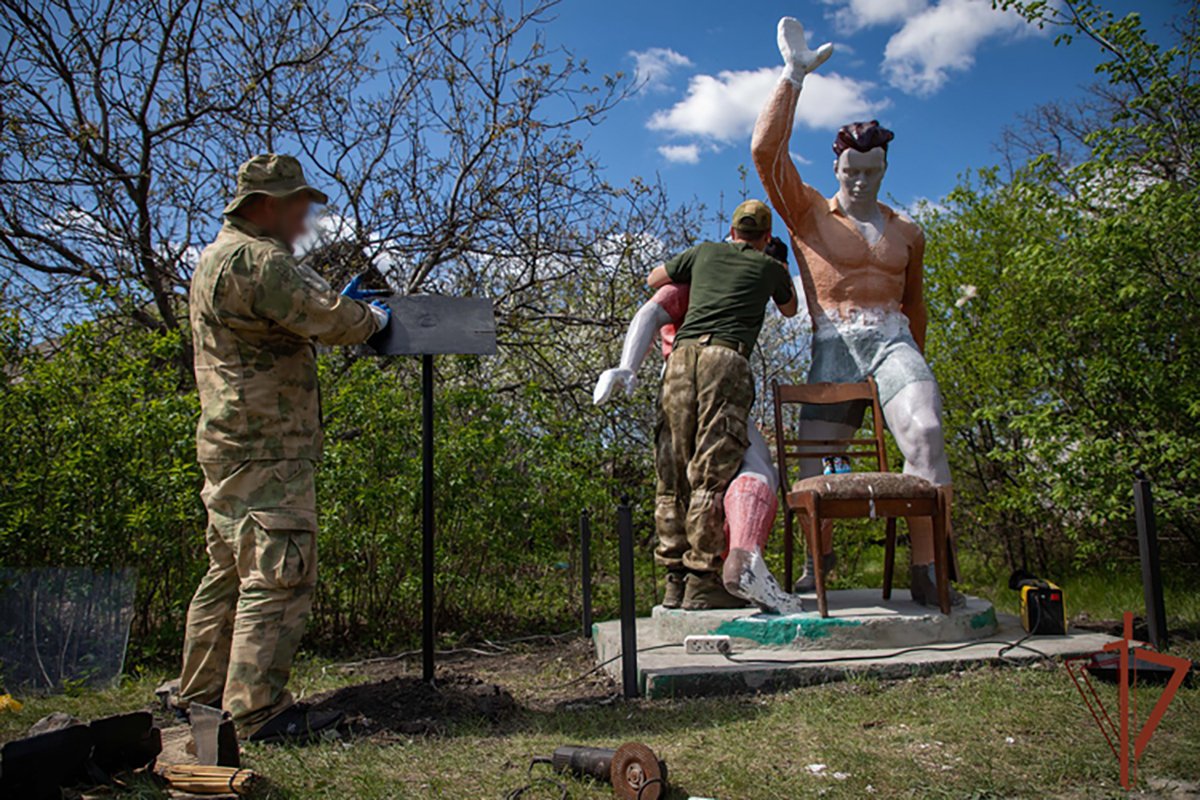 Памятник в честь мариупольских футболистов, участвовавших в местном «матче смерти» во время немецкой оккупации в 1941 году, Украина Фото: rosguard.gov.ru