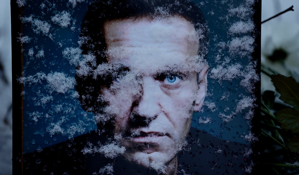 Портрет Алексея Навального у здания посольства России в Бухаресте, Румыния, 16 февраля 2025 года. Фото: Robert Ghement / EPA