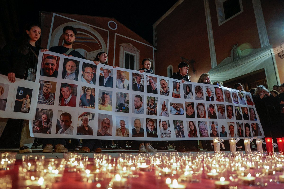 Горящие свечи в память о жертвах наводнения во время церемонии, проходящей на площади Пласа-де-ла-Иглесия в Пиканье, Валенсия, Испания, 15 февраля 2025 года. Фото: Manuel Bruque / EPA-EFE