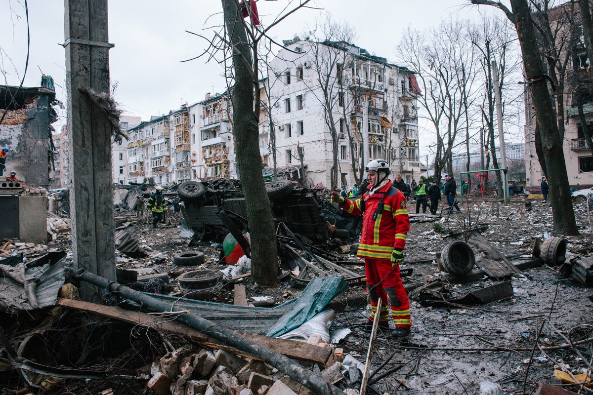 Пожарный стоит возле места падения ракеты в Харькове, Украина, 2 января 2023 года. В тот день Россия нанесла удар по Харькову ракетами «Кинжал». Фото:
Pavlo Pakhomenko / NurPhoto / Shutterstock / Vida Press