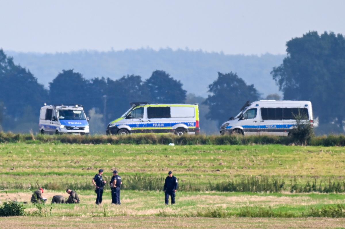 Polish police investigators collecting debris from a Russian drone in the village of Olesno, northern Poland, 10 September 2025. Photo: EPA / ANDRZEJ JACKOWSKI