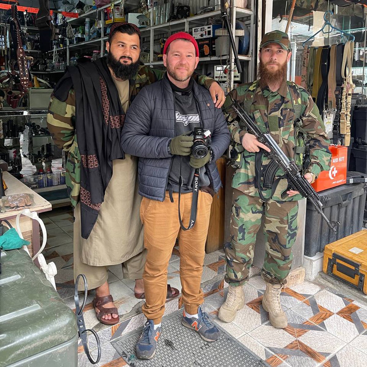 Александр Потоцкий на рынке в Кабуле с талибами, которые принесли свои автоматы на чистку. Фото из личного архива героя