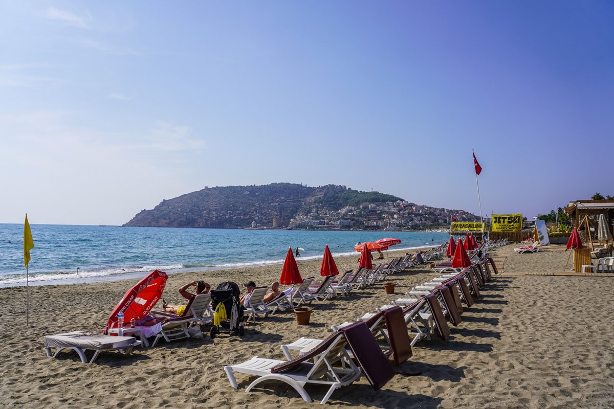 Туристы на пляже Средиземного моря в Алании, Турция, 3 ноября 2024 года. Фото: Michal Fludra / NurPhoto / Shutterstock / Rex Features / Vida Press