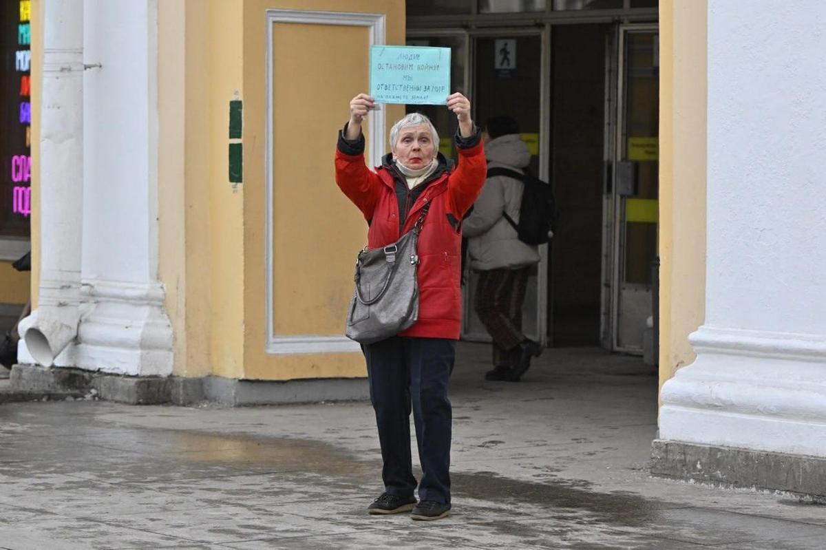 Lyudmila Vasilyeva protests in St. Petersburg, 24 February 2025. Photo: Mediazona