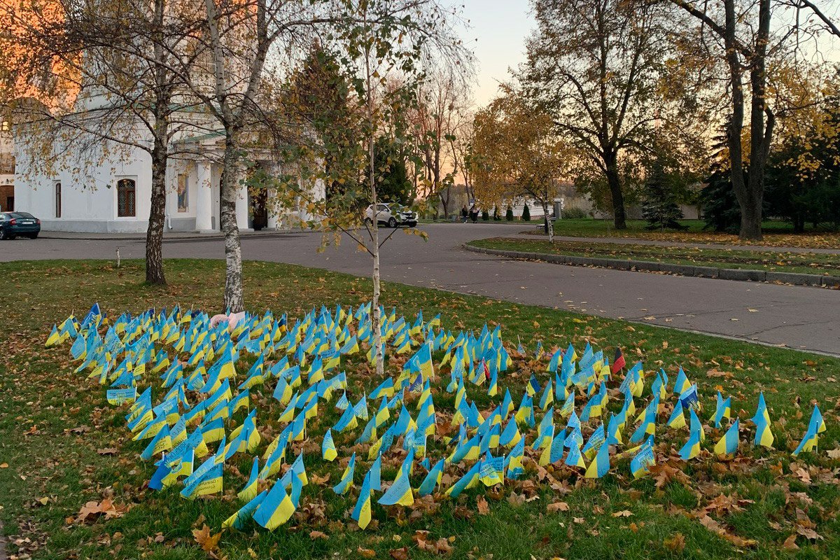 Полтава. Исторический Свято-Успенский собор, возле которого на газоне россыпь маленьких сине-желтых флагов в память о погибших. Фото: Ольга Мусафирова, специально для «Новой газеты Европа»