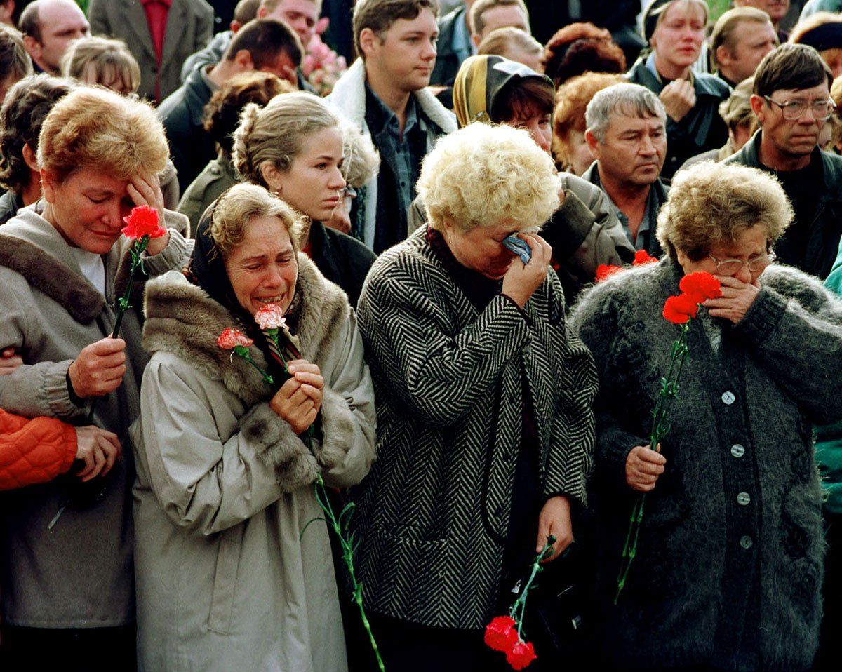 Родственники моряков с «Курска» скорбят на панихиде, состоявшейся в военно-морском городке Видяево, 24 августа 2000 года. Фото: REUTERS / Scanpix / LETA