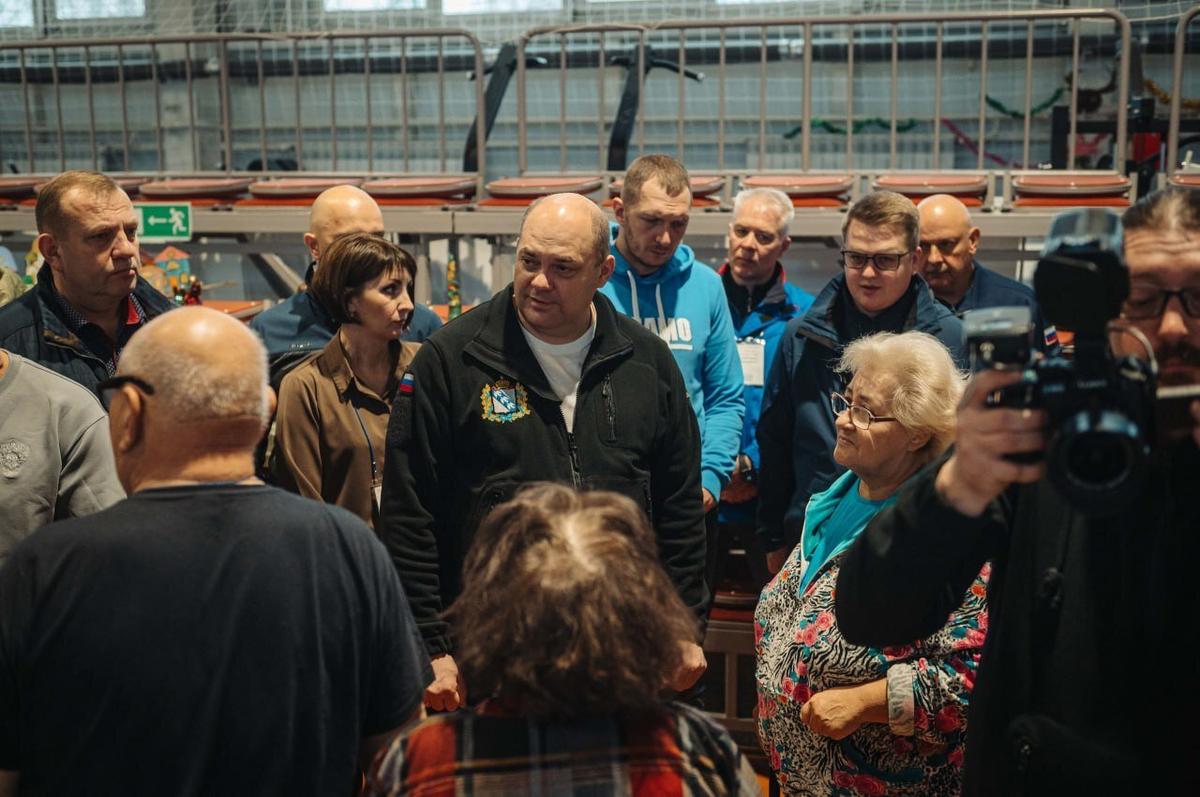 Алексей Смирнов в одном из пунктов временного размещения жителей Курской области, 1 декабря 2024 года. Фото: telegram-канал губернатора Курской области